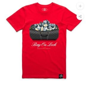 HUSTLE DAILY HD BAG ON LOCK SHIRT (RED)